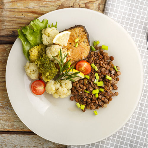 Chaufa de lentejas con pescado