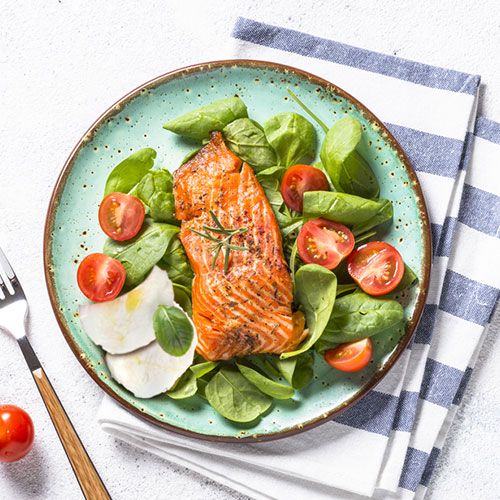 Ensalada caprese con salmón
