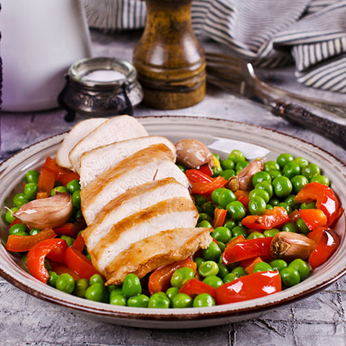 Ensalada de arveja, pimiento y pollo