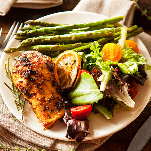 Ensalada orgánica y pollo a las finas hierbas