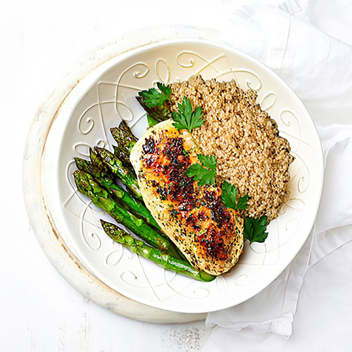 Pollo a la plancha con quinua y espárragos