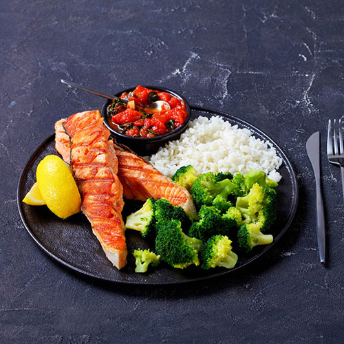 Salmón con brócoli y arroz