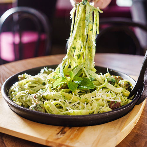 Tallarines con salsa pesto
