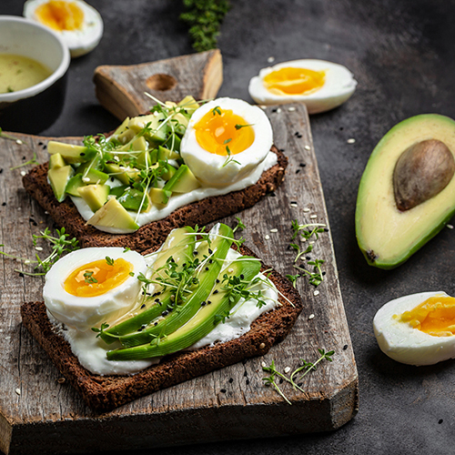 Pan multigrano con palta y huevo